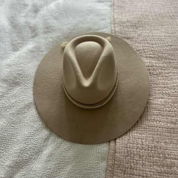 Minga Elegant Cream Women\'s Hat